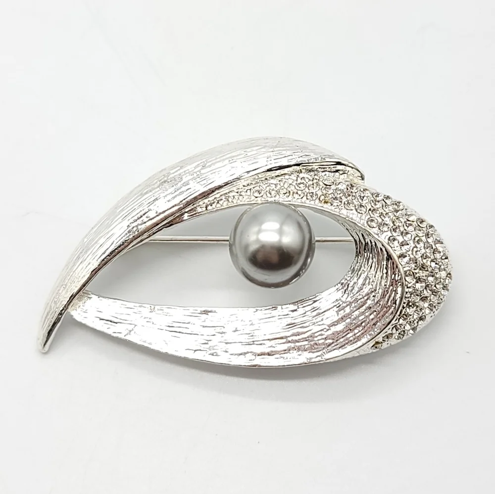 Faux pearl clear rhinestone pin brooch